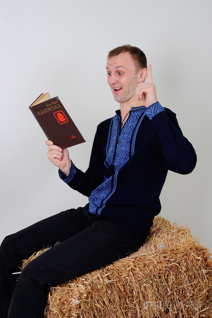 从经济书服装在乌克兰国家的男人