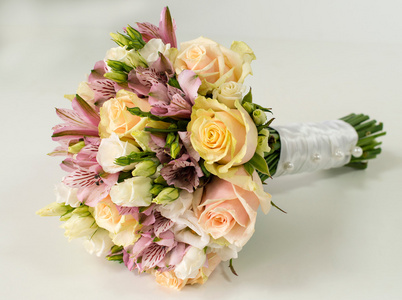 新娘捧花的玫瑰和六出上白色孤立