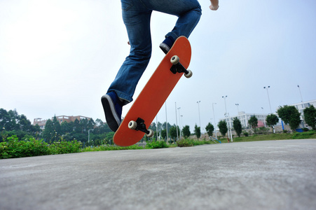 年轻的滑板滑板