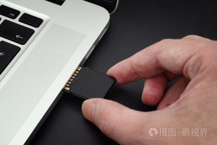 将sd卡插入到一台笔记本电脑