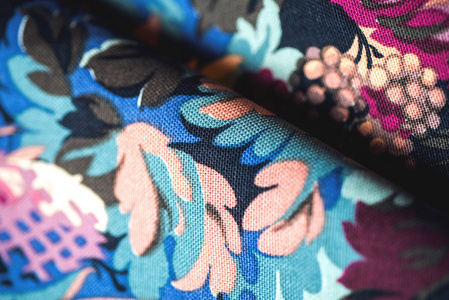 多彩的纺织卷花上木制背景