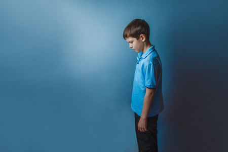 上厕所的男孩男孩少年欧洲出现十年来,站在横向上厕所照片