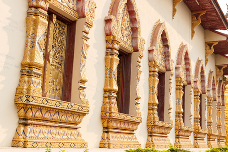 泰国雕塑艺术设计的教会窗口
