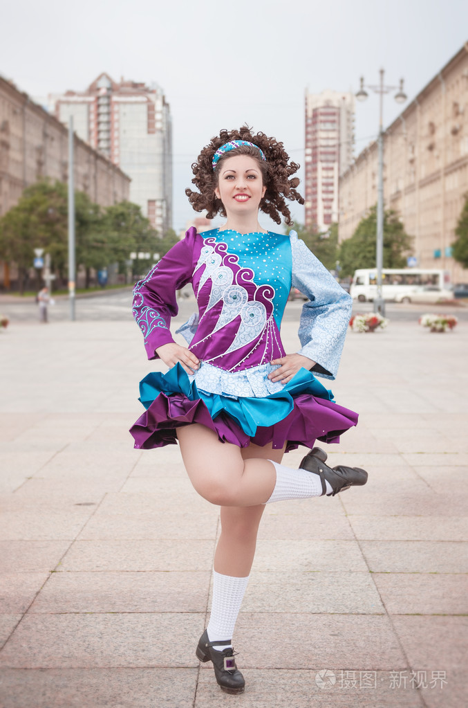 爱尔兰舞蹈服饰,戴着假发跳舞的年轻女子