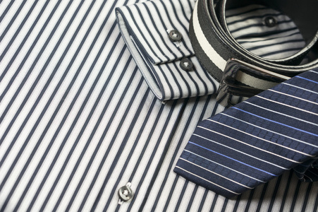 领带和腰带上的条纹的衬衫背景