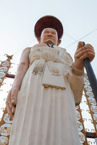 佛教和尚的白色长袍的雕像，手杖
