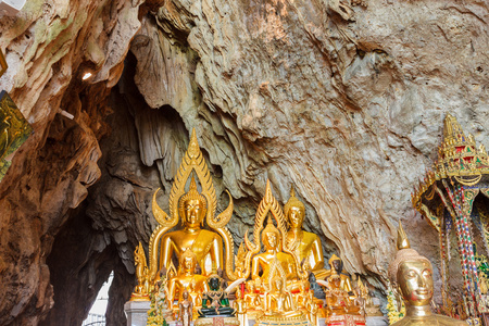 在山洞里的金色佛雕像。