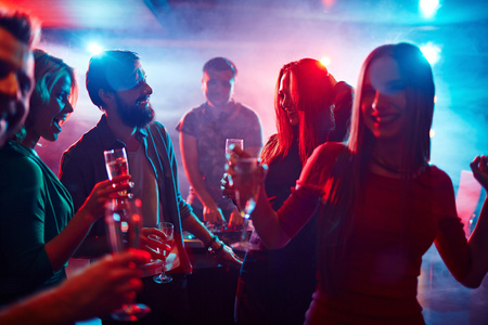朋友们晚上聚会敬酒照片