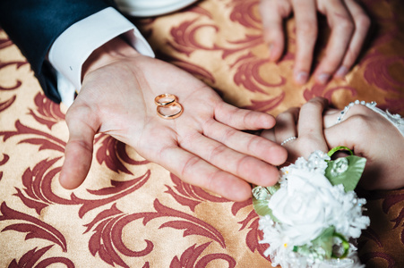 婚礼夫妇手上的表和戒指，新娘花束花