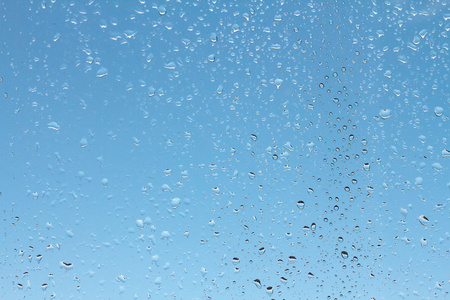 水滴在玻璃上对蓝蓝的天空