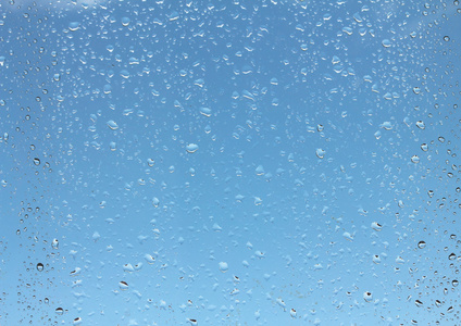 水滴在玻璃上对蓝蓝的天空