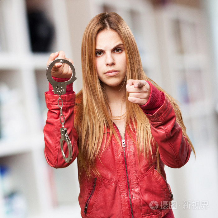 带手铐的金发女人