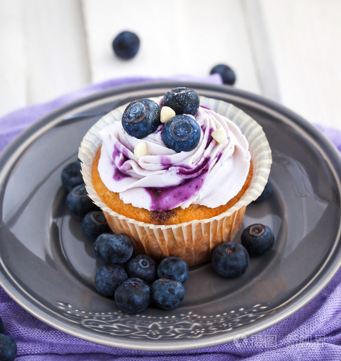 美味的蓝莓蛋糕上板