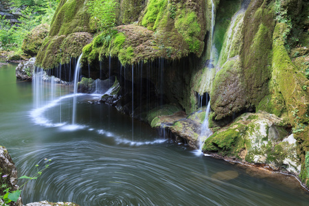 比格尔梯级瀑布在 nera beusnita 三峡国家公园，罗马尼亚
