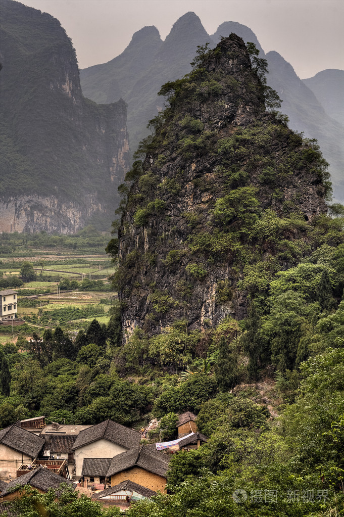 在中国岩溶山脚村农舍