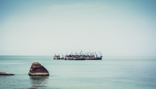 热带海景船只与宁静的海