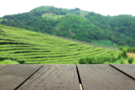 视角木材超过模糊美丽茶充实和景观山山为背景的使用