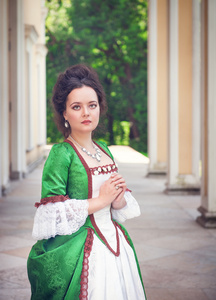 美丽的年轻女子，穿着绿色中世纪