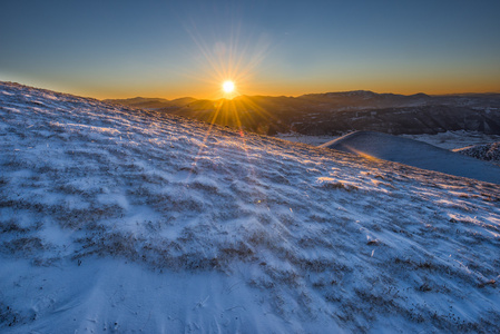 山在夕阳，冬天的雪，锡比利尼山 Np，U