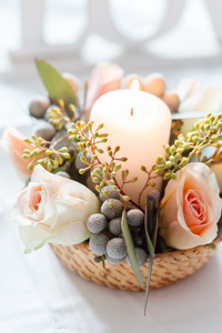 鲜花和蜡烛装饰