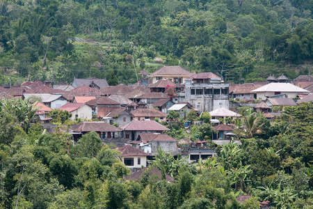屋顶上的山。岛上的印度尼西亚巴厘岛