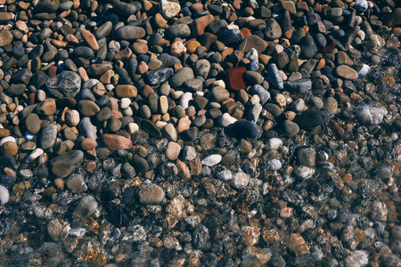 在海边的石头。背景