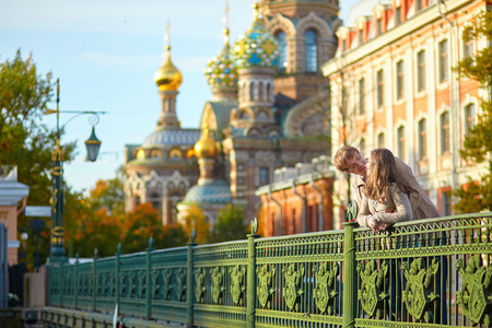 幸福浪漫的情侣在一起在圣彼得斯堡