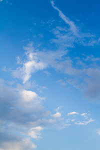 白积云蓝蓝的天空的背景