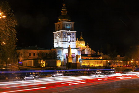圣 Michael 修道院大教堂的尖顶塔夜交通桂金