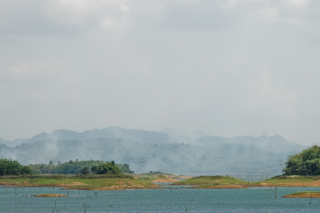 有雾的早晨在泰国西部地区平静大水库