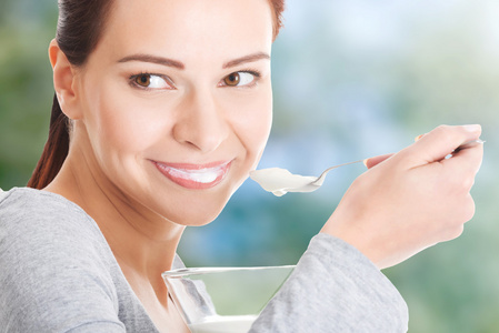 健康女人吃酸奶