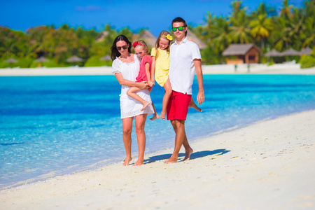 幸福的家庭，在暑假期间的白色沙滩上