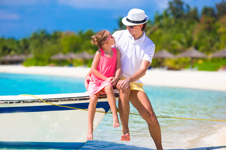 快乐的父亲和他可爱的小女儿开心的热带海滩