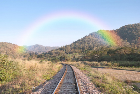 铁轨与对山的彩虹摩天轮对蓝蓝的天空彩色玻璃风格的插图,粉红色的