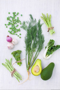 新鲜的绿色蔬菜品种从 t 乡村白色背景上