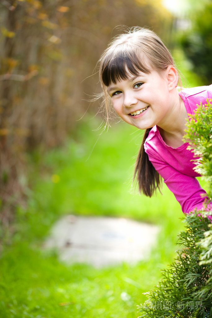 年轻的女孩子在外面玩