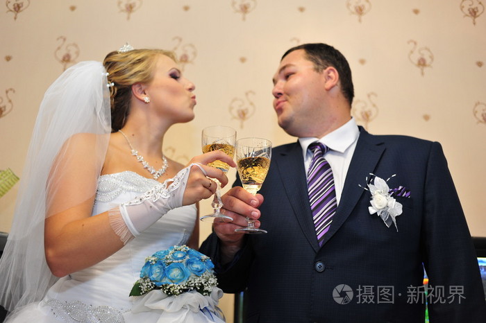 新娘和新郎香槟酒杯