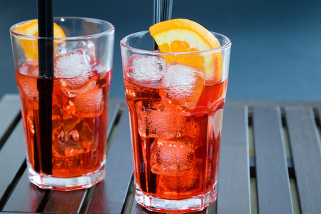 spritz 开胃酒 aperol 鸡尾酒与两个橙片和冰块