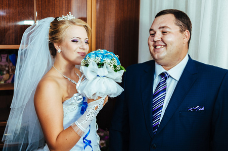 新娘和新郎抱着精美装饰摈婚礼眼镜
