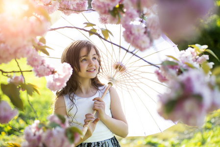 小女孩微笑着与日本阳伞图片