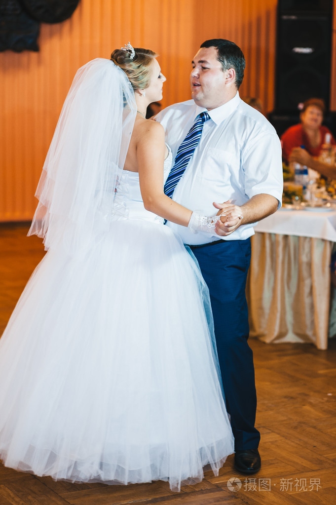 美丽的白人夫妇刚刚结婚和跳舞他们第一次跳舞