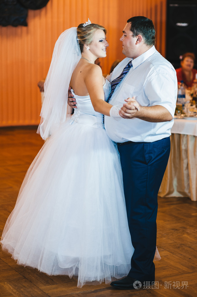 美丽的白人夫妇刚刚结婚和跳舞他们第一次跳舞