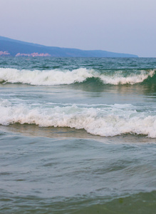 在日落光线下, 海水背景在海岸线附近