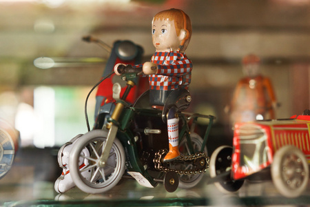 骑摩托车的陶瓷