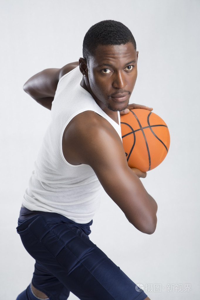 年轻运动员和篮球球的合影