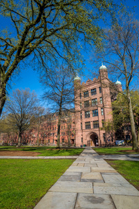耶鲁大学建筑在春天蓝色的天空图片