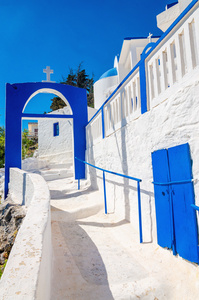 希腊教会与标志性的蓝色和白色楼梯