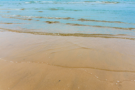 海浪沙滩上