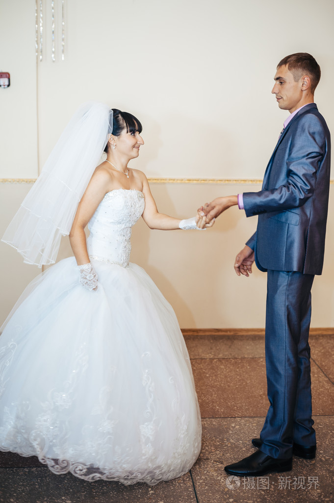 美丽的白人夫妇刚刚结婚和跳舞他们第一次跳舞