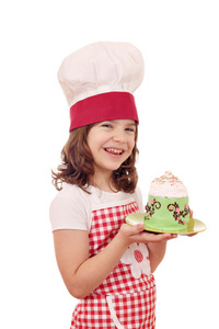 快乐的小女孩用大蛋糕做饭